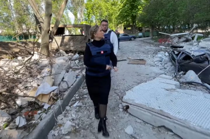 «Це воронка?». Юлія Тимошенко у бронежилеті та на підборах відвідала Харків
