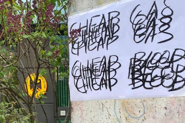 «Дешевий газ, дешева кров»: посольству Німеччини у Києві залишили послання (фото)
