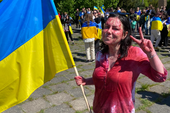 Росіяни погрожують українці, яка у Польщі вмила посла РФ червоною фарбою