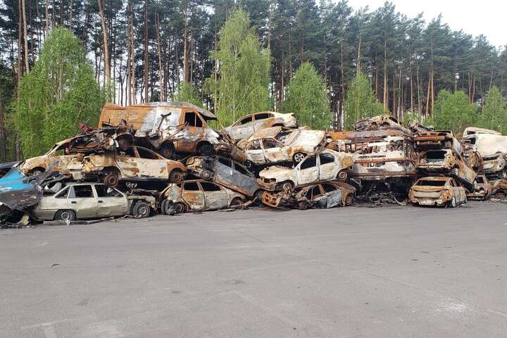 Автівки спалені та продірявлені вистрілами окупантів - Журналіст показав моторошні фото «кладовища» авто під Ірпенем