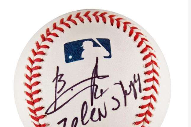 Бейсбольний м'яч з автографом Зеленського продано на аукціоні за $50 тис.