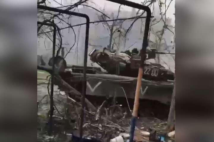 Маріуполь: кадировці заради розваги нищать українські будинки та авто (відео)