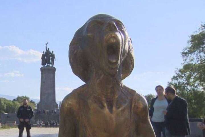 Болгарський скульптор присвятив війні в Україні моторошну скульптуру (фото)