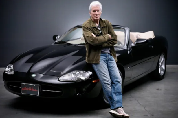 Розкішне авто актор придбав абсолютно новим у вересні 1999 року - Зірка Голлівуду Річард Гір продає свій Jaguar для допомоги Україні (фото) 