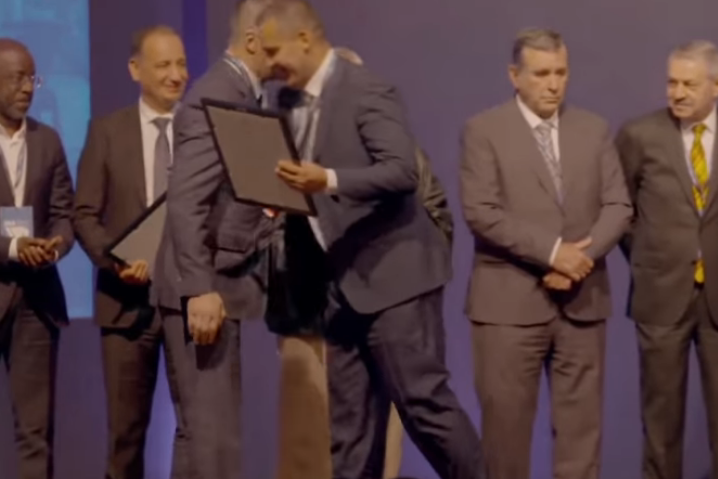 Президент Федерації боксу України обіймався з росіянином на конгресі: скандальне відео