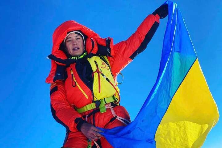 Флаг Украины украсил самую высокую мировую вершину (фото)