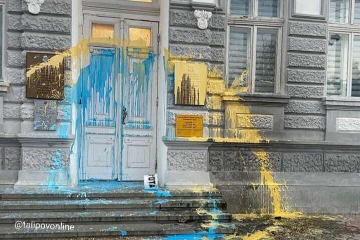 В Крыму неизвестные облили администрацию оккупантов желтой и голубой краской (фото)