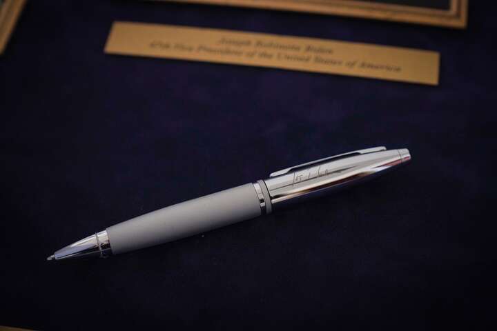 В Україні на аукціон виставлена іменна ручка Байдена. Гроші підуть на ЗСУ