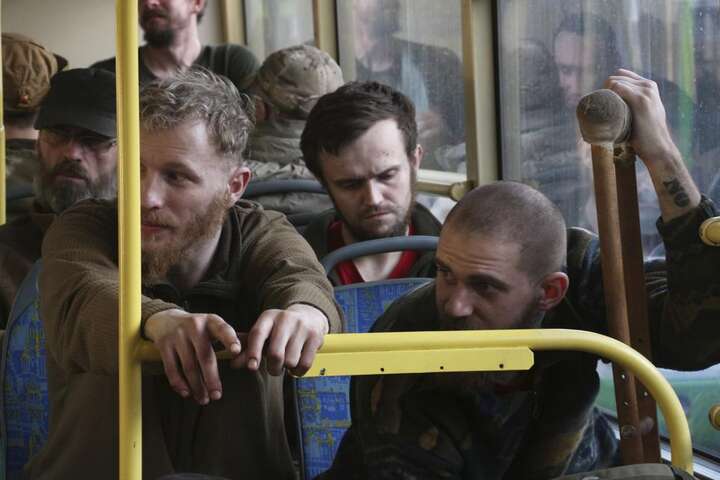ЗМІ опублікували фото українських бійців під час евакуації з «Азовсталі» 