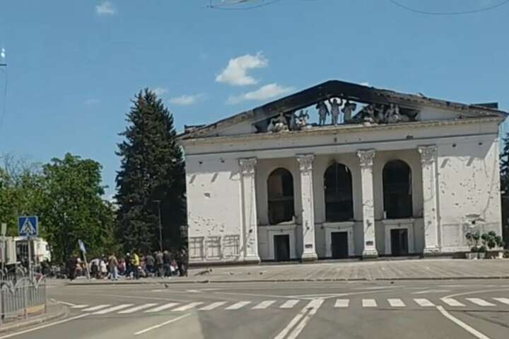 16 березня&nbsp;російська армія цілеспрямовано знищила драматичний театр у Маріуполі, де ховалися сотні людей