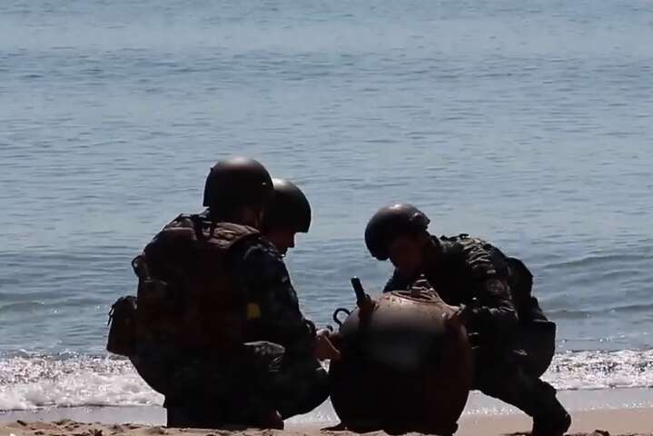 <span>Міни знешкоджує підривна команда Військово-Морських сил ЗСУ</span>