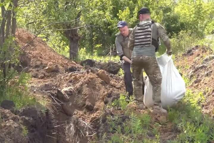 У Лисичанську поліцейські поховали у братській могилі 150 людей (відео)