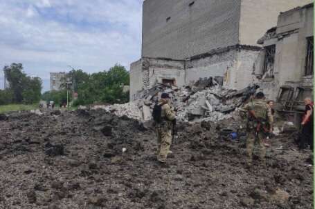 У Лисичанську ворог розбомбив кінотеатр, який був сховищем для цивільних (фото, відео)