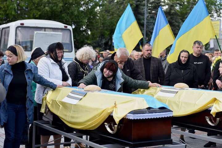У Рівному поховали братів, які загинули в один день на Донбасі (фото)