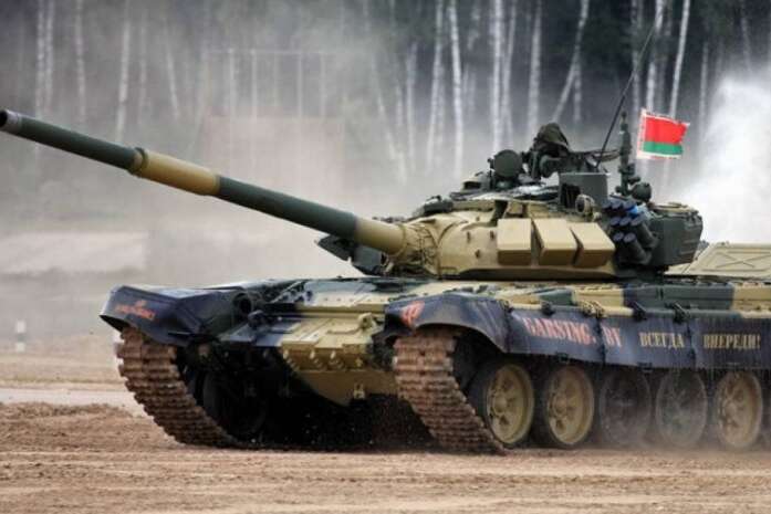 Білорусь зняла зі зберігання танки та БМП. Передасть Росії?