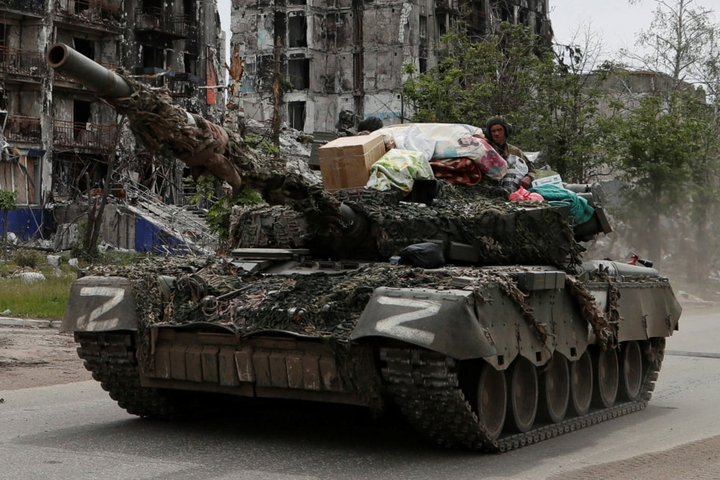 Фото оккупанта с награбленным добром на танке: украинка из Попасной узнала свои вещи