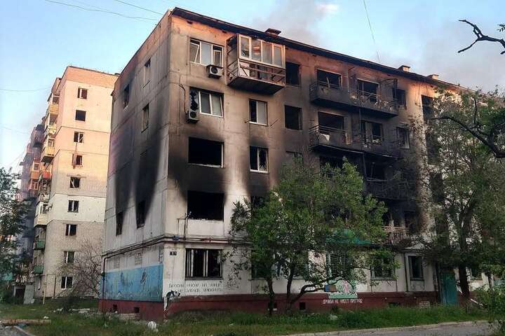 У Сєвєродонецьку гаряче, рашисти поливають місто вогнем (відео)