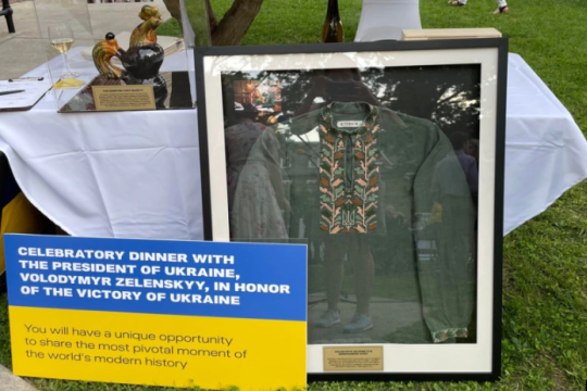 Вишиванку Зеленського продали на аукціоні за $100 тисяч (фото)