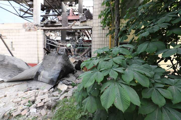 Ракетний обстріл Києва: рятувальники ліквідовують наслідки атаки (фото)