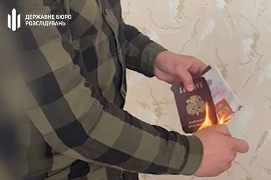 Росіянин спалив свій паспорт на знак протесту проти війни Путіна (відео)