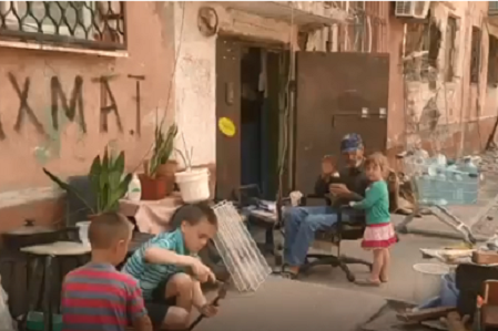 «Денацифікований» Маріуполь: діти розбирають ящики з патронів для багаття (відео)