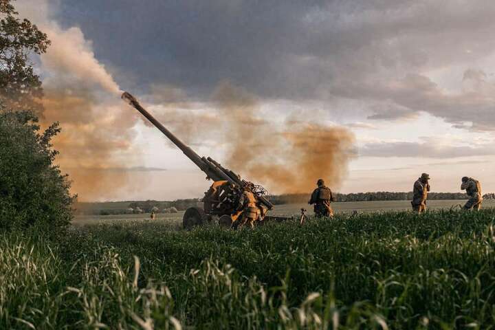 Аж гай шумить. Артилеристи знищують рашистів із гармат «Мста-Б» (фото)