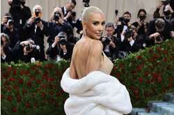 Ким Кардашьян серьезно повредила легендарное «голое» платье Мэрилин Монро