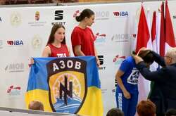 16-річна українська спортсменка в Угорщині підняла прапор «Азова» на п’єдесталі (відео)