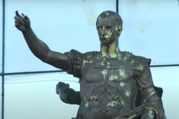 Росіяни у Петербурзі обстріляли статую Путіна в образі імператора (відео)