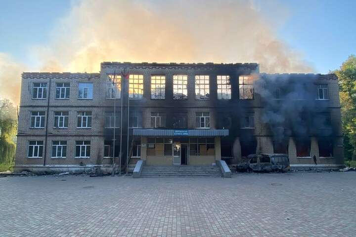 Окупанти обстріляли з «Градів» школу на Донеччині (фото, відео)