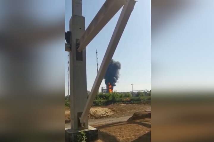 Росіяни зняли момент атаки українського дрона на нафтопереробний завод Медведчука