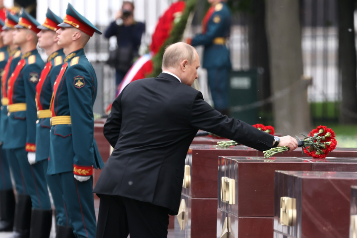 Путин положил гвоздики к стелам украинских городов, которые обстреливают россияне (видео)