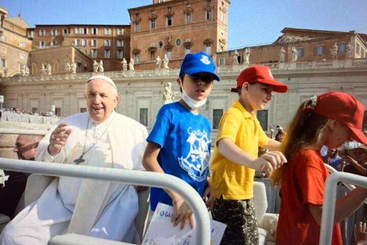 Українські діти проїхалися в авто із Папою Римським (відео)