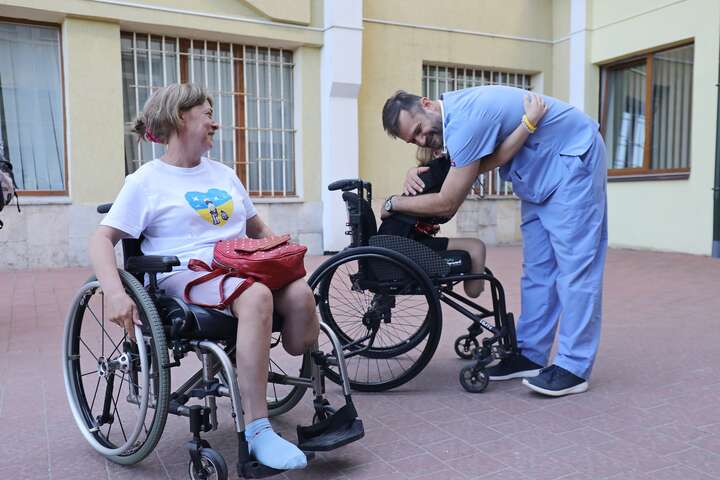 Мама й донька, які втратили ноги через обстріл Краматорська, вирушили у США