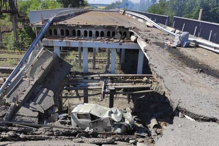 Рашисти знищили дороги та міст на під’їзді до Лисичанська (фото, відео) 