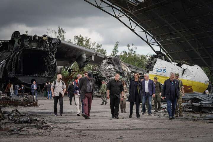 Колишні світові лідери побачили зруйнований аеропорт Гостомеля (фото)