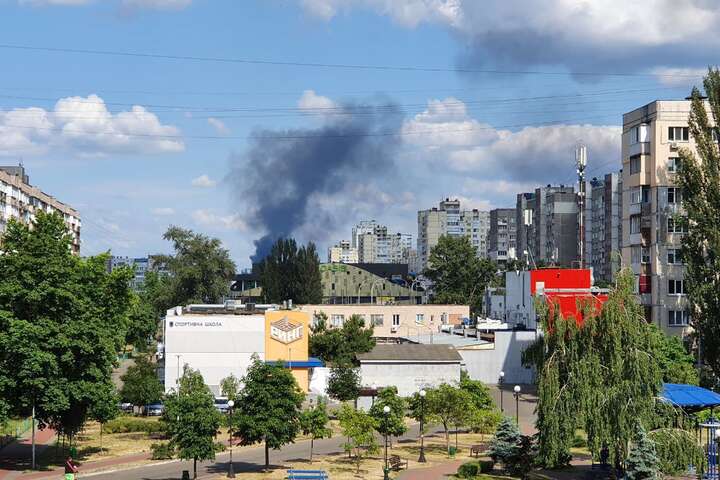 Масштабна пожежа на півночі Києва: що горить (фото, відео)