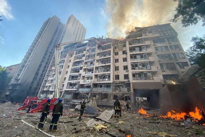 Утренняя атака на Киев: появились первые фото и видео разрушенного дома