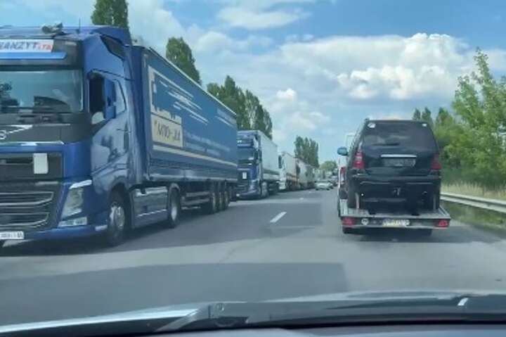 На в’їзд в Україну з Угорщини виникли кілометрові черги автівок (відео)