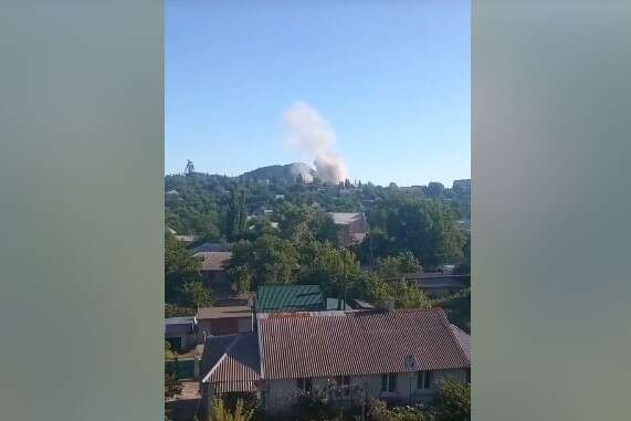 На оккупированной Луганщине горит база оккупантов (видео)