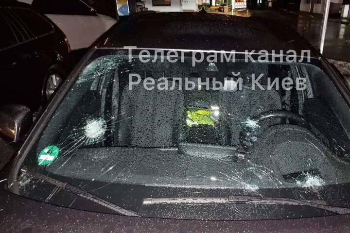 Під Києвом величезний град пошкодив автівки (фото)