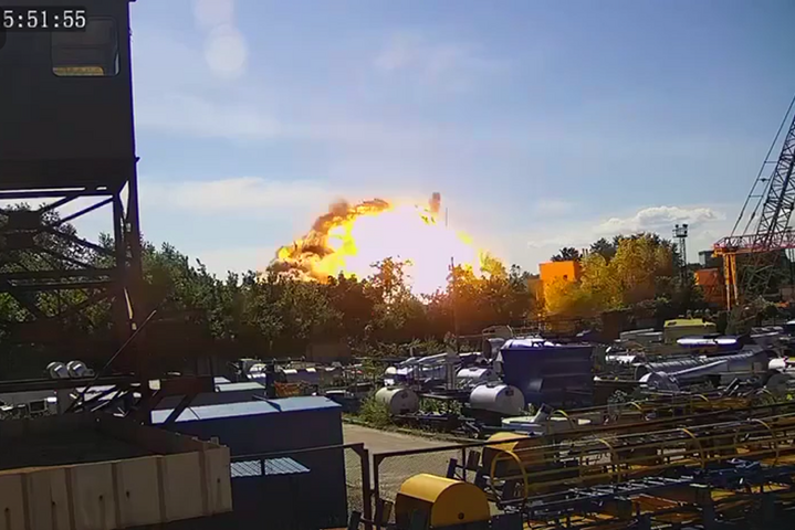Чтобы никто не лгал: Зеленский показал видео попадания ракеты в Кременчуг
