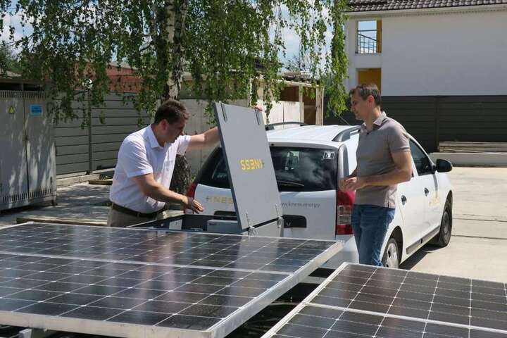 У Вінниці інженери створили мобільну сонячну електростанцію для ЗСУ (фото)