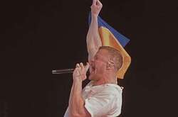 В начале июня на концерте в Праге Дэн Рейнольдс поднял флаг Украины