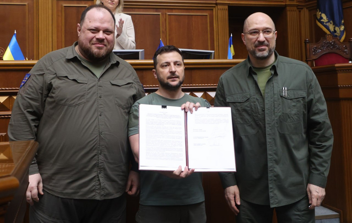 Зеленский, Стефанчук и Шмыгаль подписали заявление о членстве Украины в ЕС