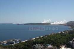 У районі з'їзду з Керченського мосту видно кілька осередків диму