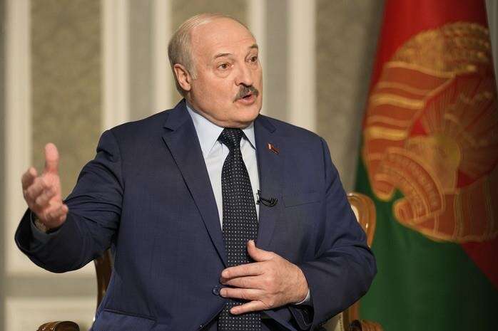 Лукашенко заявив, що наказав «взяти під приціл» столиці противників