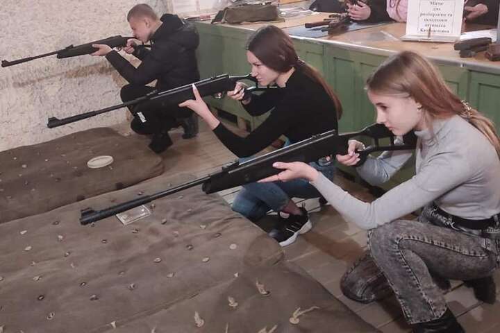 У Польщі дітей від 13 років навчатимуть володінню зброєю
