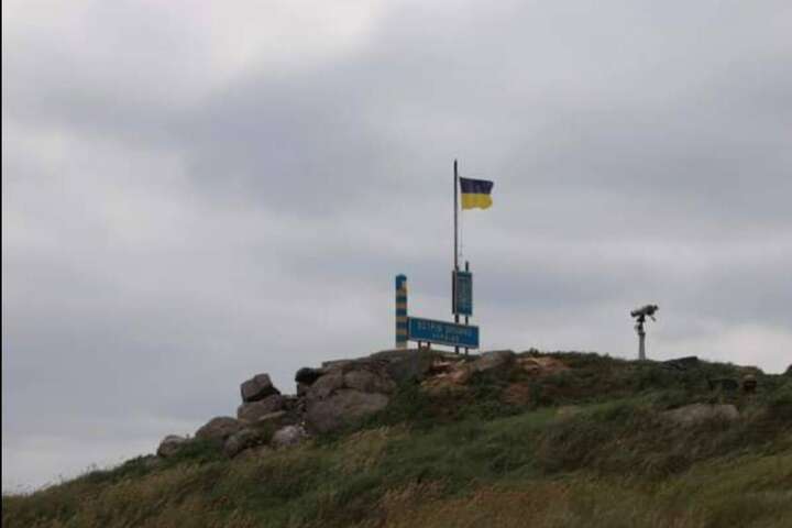 «Операція завершена». ЗСУ встановили на Зміїному прапор України