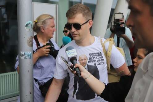 Дипломаты РФ покинули Болгарию в футболках с Путиным (фото)